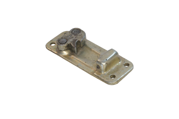 Фиксатор двери 130-6106100 прав. (2)